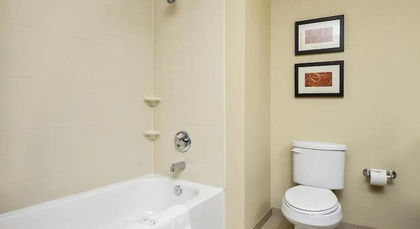 Comfort Suites Fargo Badezimmer