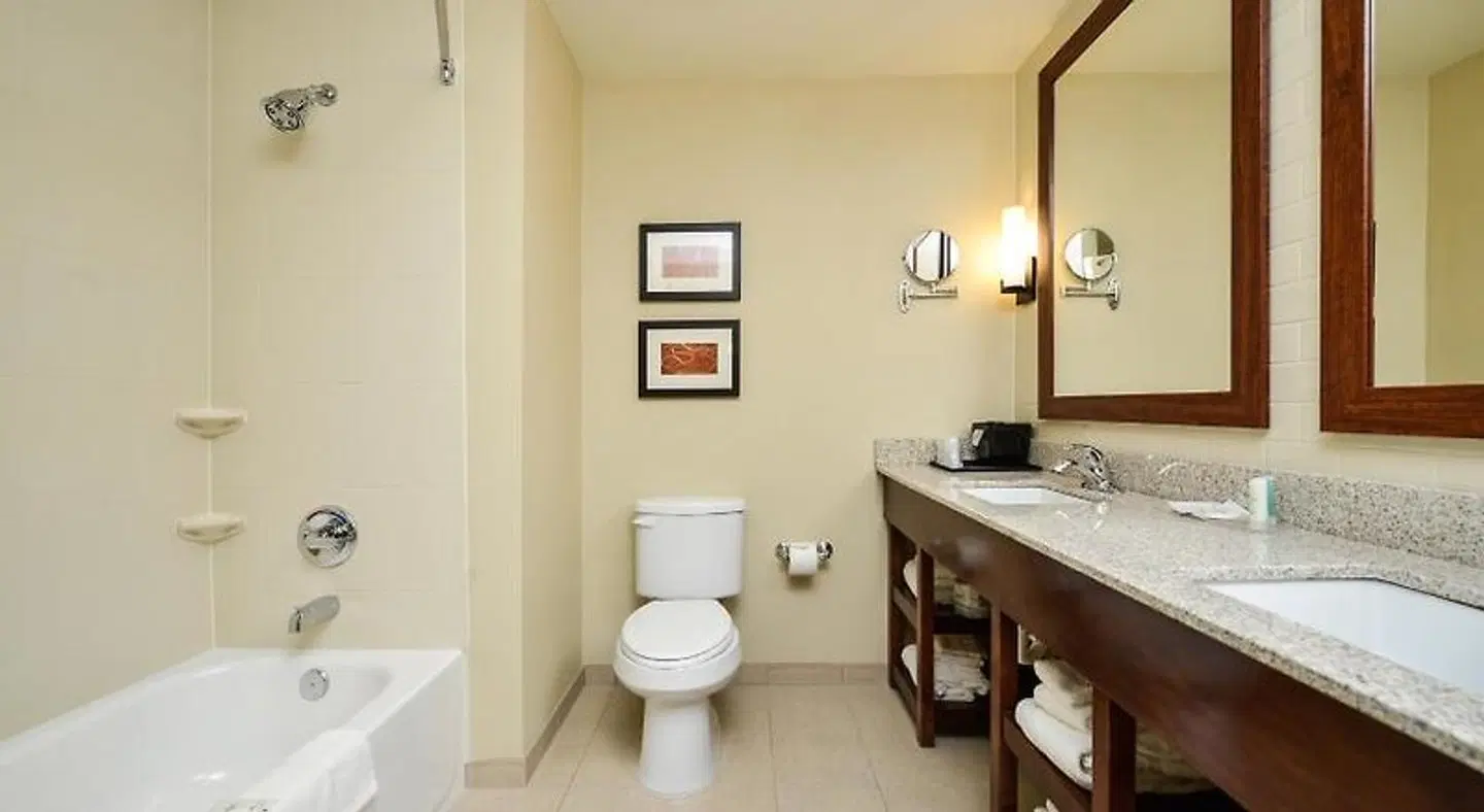 Comfort Suites Fargo Badezimmer