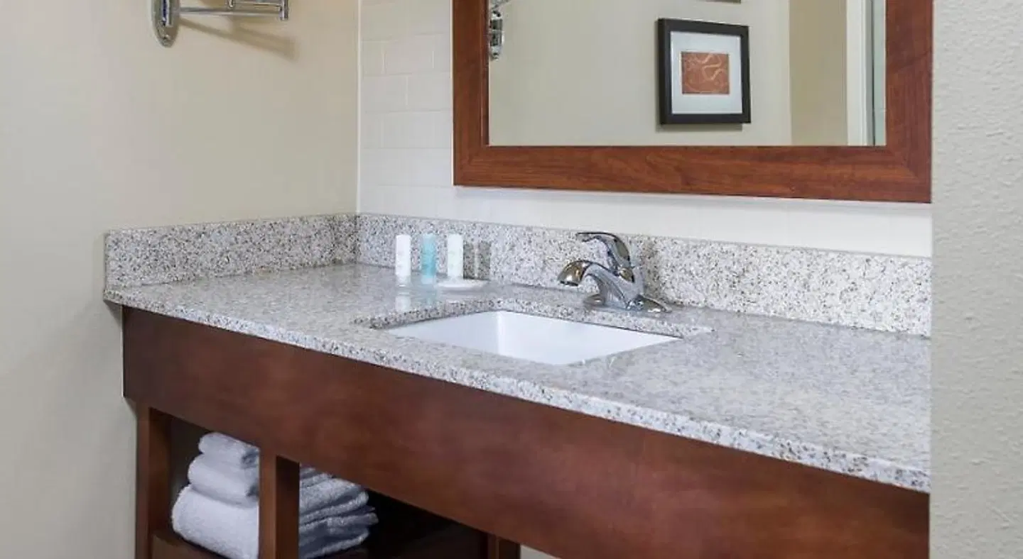 Comfort Suites Fargo Badezimmer
