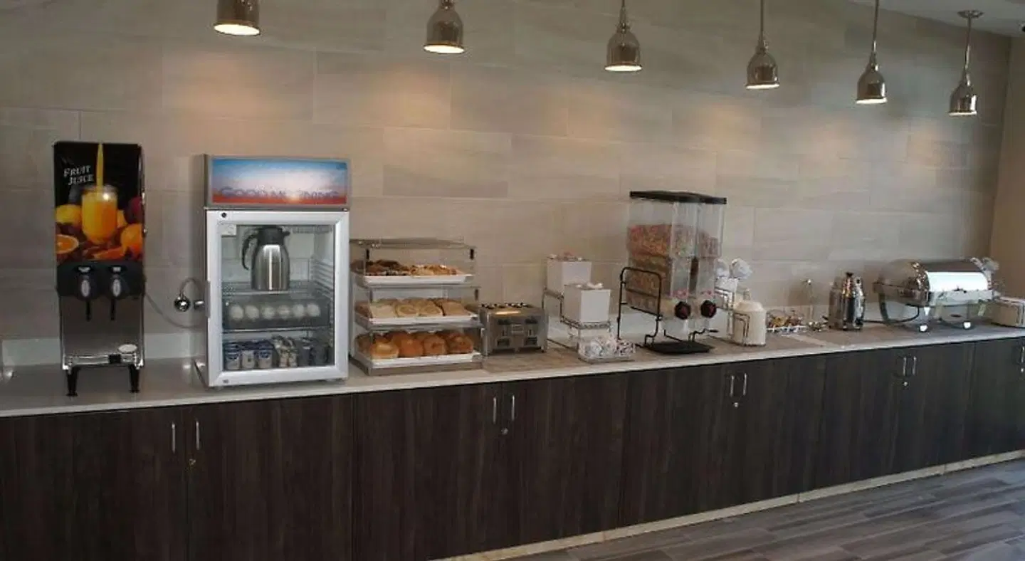 La Quinta Inn & Suites by Wyndham Bloomington Restaurant