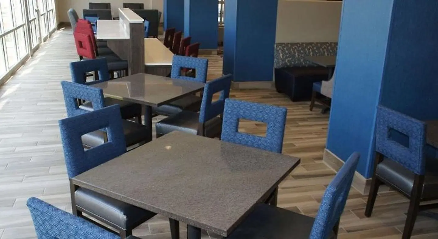 La Quinta Inn & Suites by Wyndham Bloomington ROOM_EXAMPLE