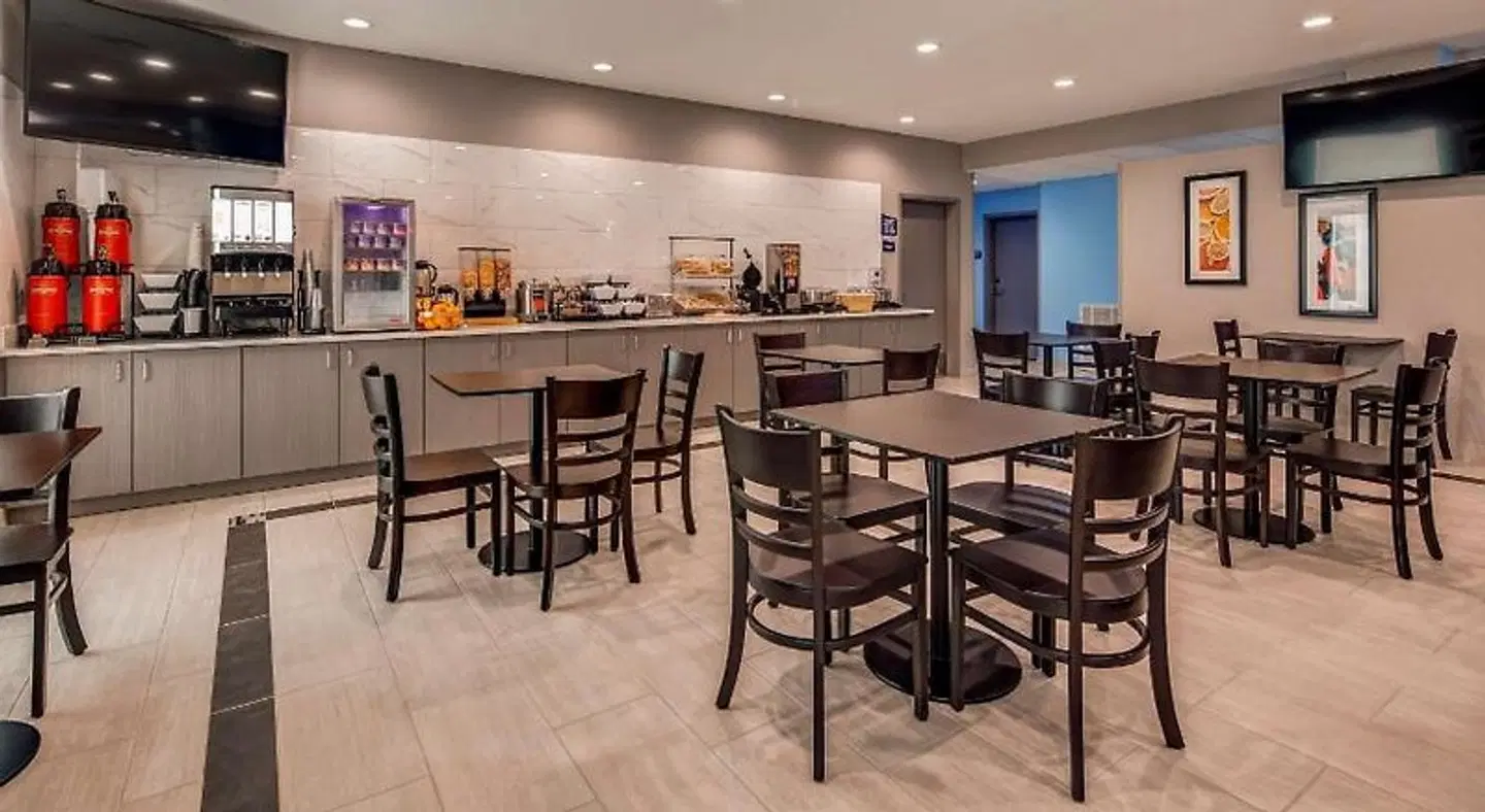 SureStay Plus Hotel by Best Western Humble Bar