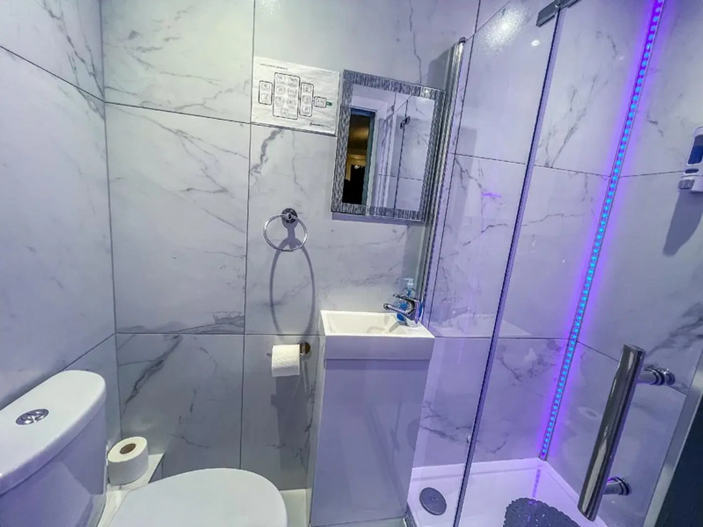 Twenty Hotel and Bar Badezimmer