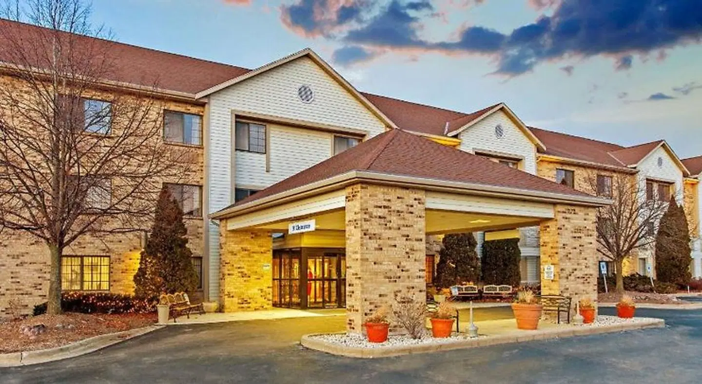 La Quinta Inn & Suites Milwaukee Delafield EXTERIOR