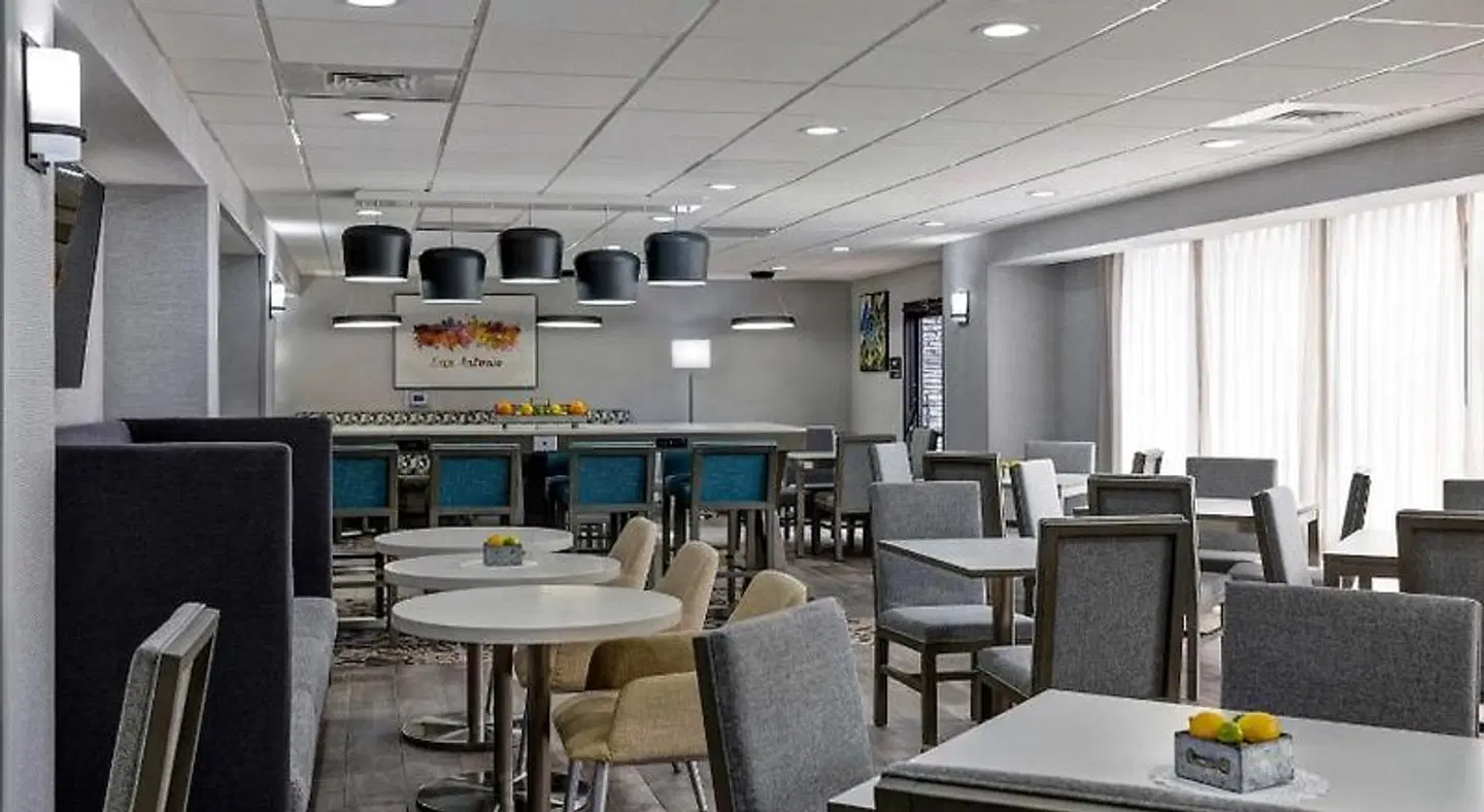 Hampton Inn San Antonio Downtown Bar