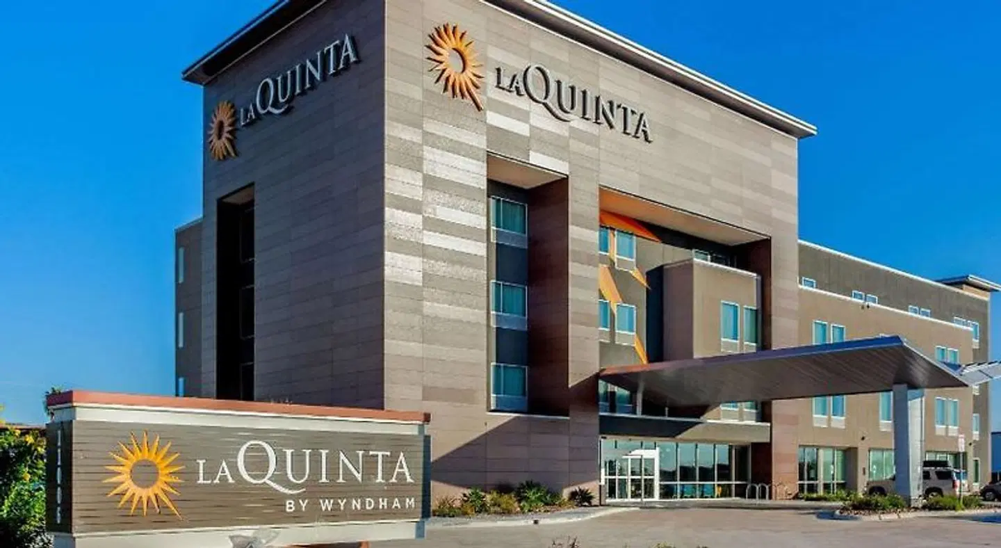 La Quinta Inn & Suites by Wyndham San Antonio Alamo City EXTERIOR