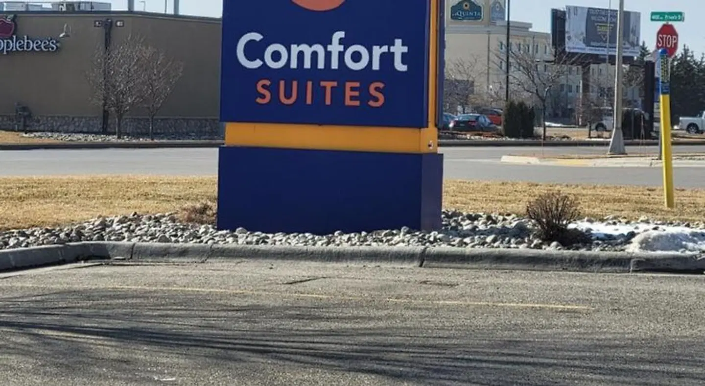 Comfort Suites Fargo EXTERIOR