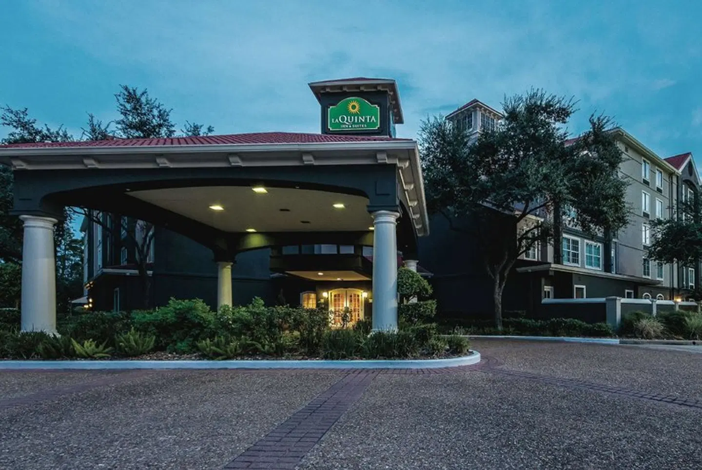 La Quinta Inn and Suites Houston Bush IAH South EXTERIOR