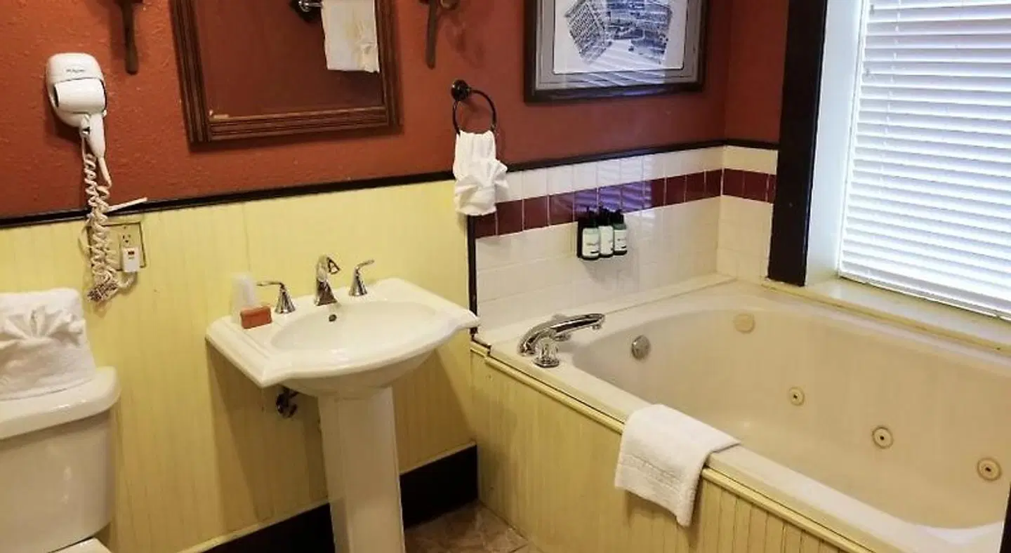 1905 Basin Park Hotel Badezimmer