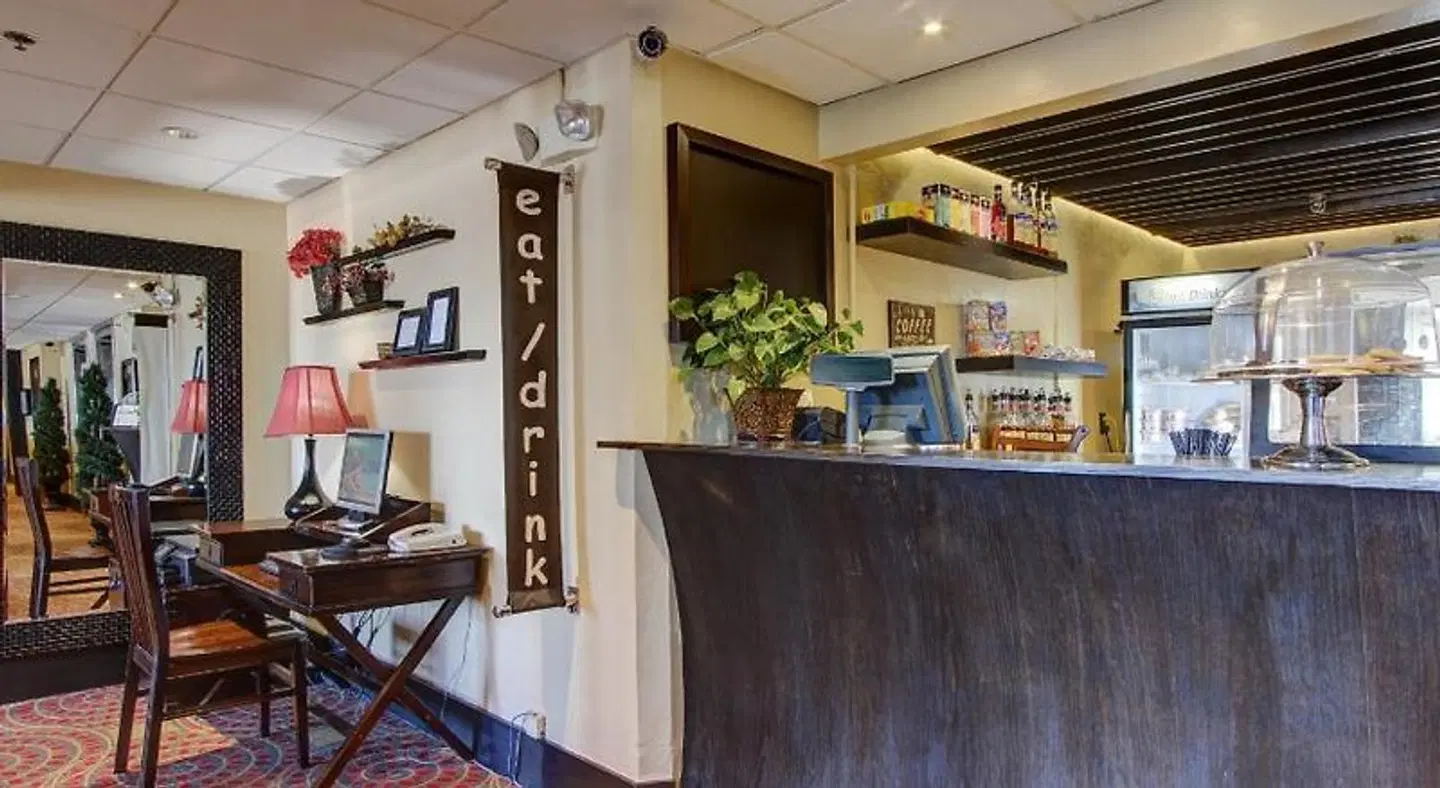 Inlet Tower Hotel & Suites Bar