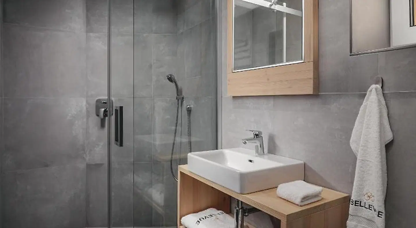 Ski & Spa Bellevue Harrachov Badezimmer