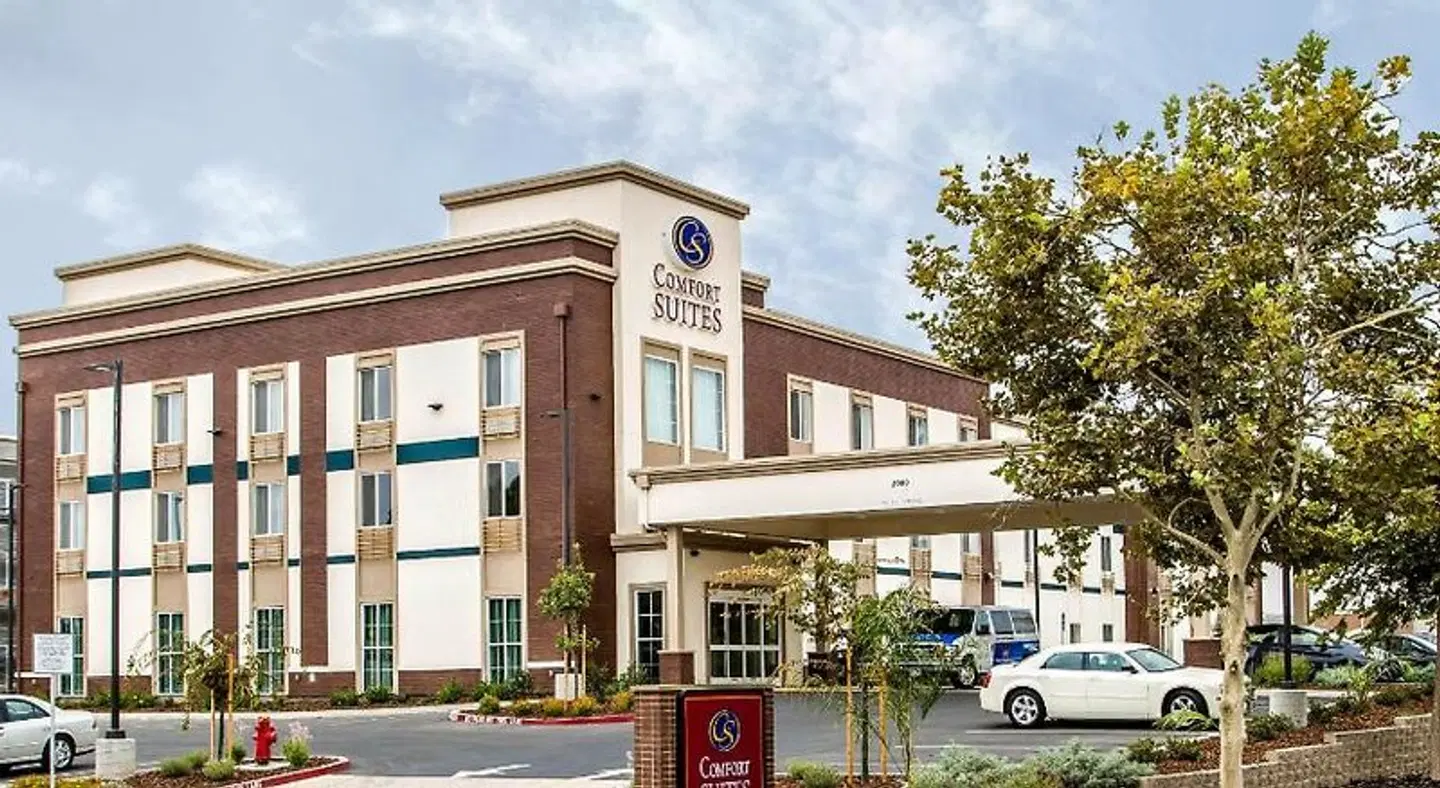 Comfort Suites Woodland - Sacramento Airport EXTERIOR