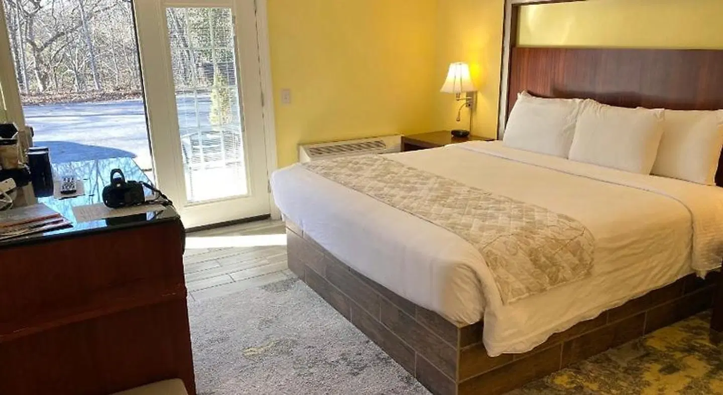 Cascades Inn ROOM_EXAMPLE