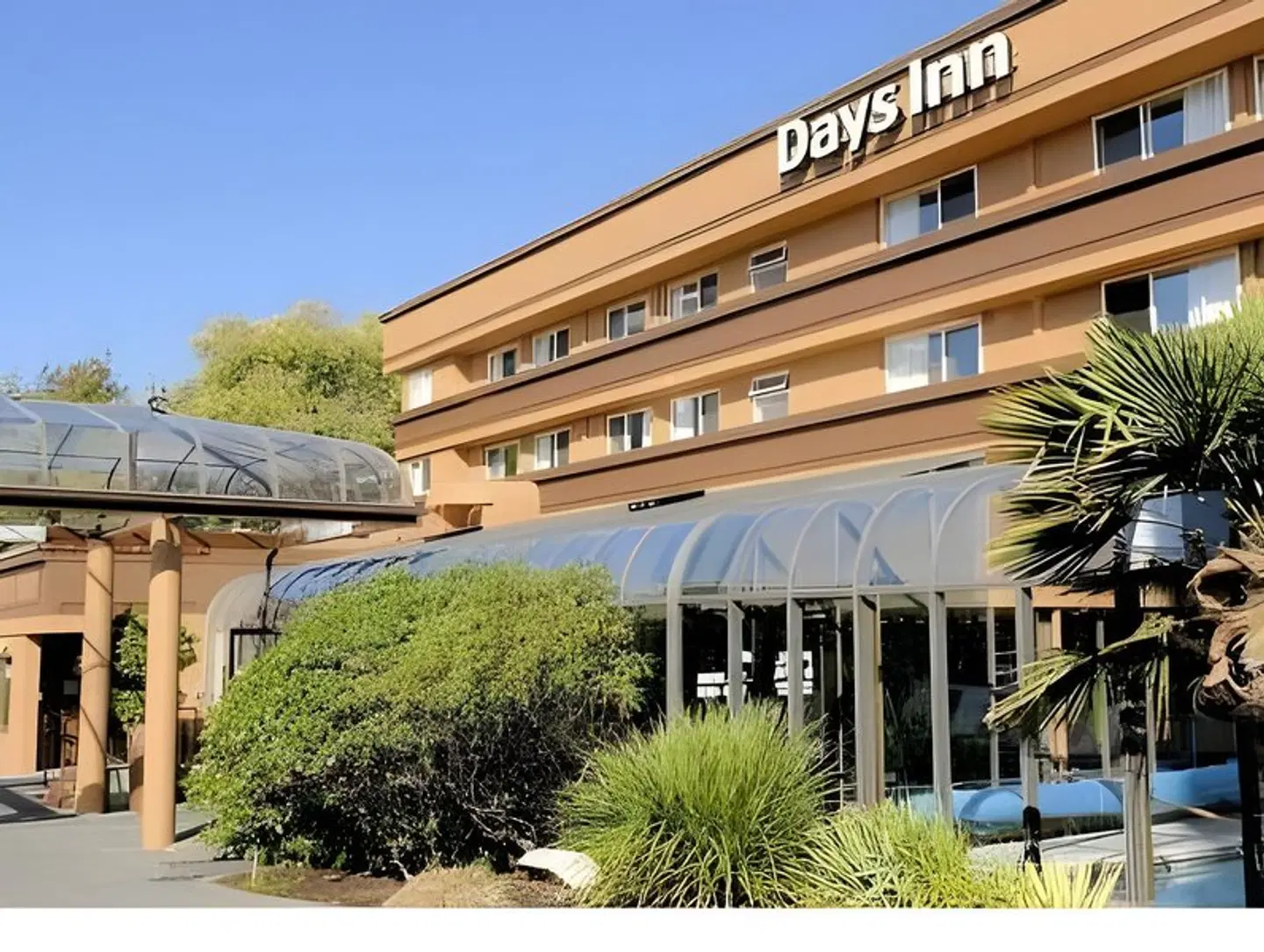 Days Inn by Wyndham Victoria On The Harbour EXTERIOR
