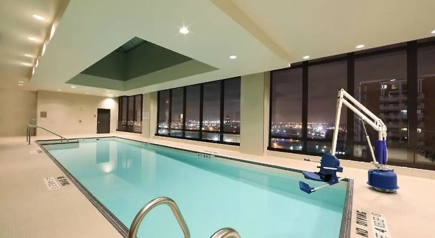 Hyatt Place Flushing/LaGuardia Airport Hallenbad