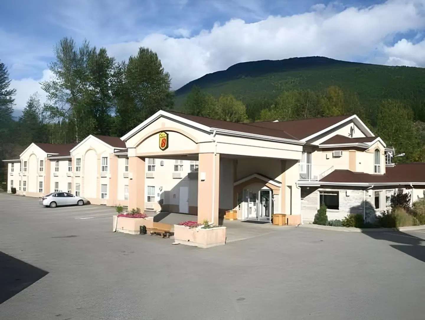 Super 8 by Wyndham Revelstoke BC EXTERIOR