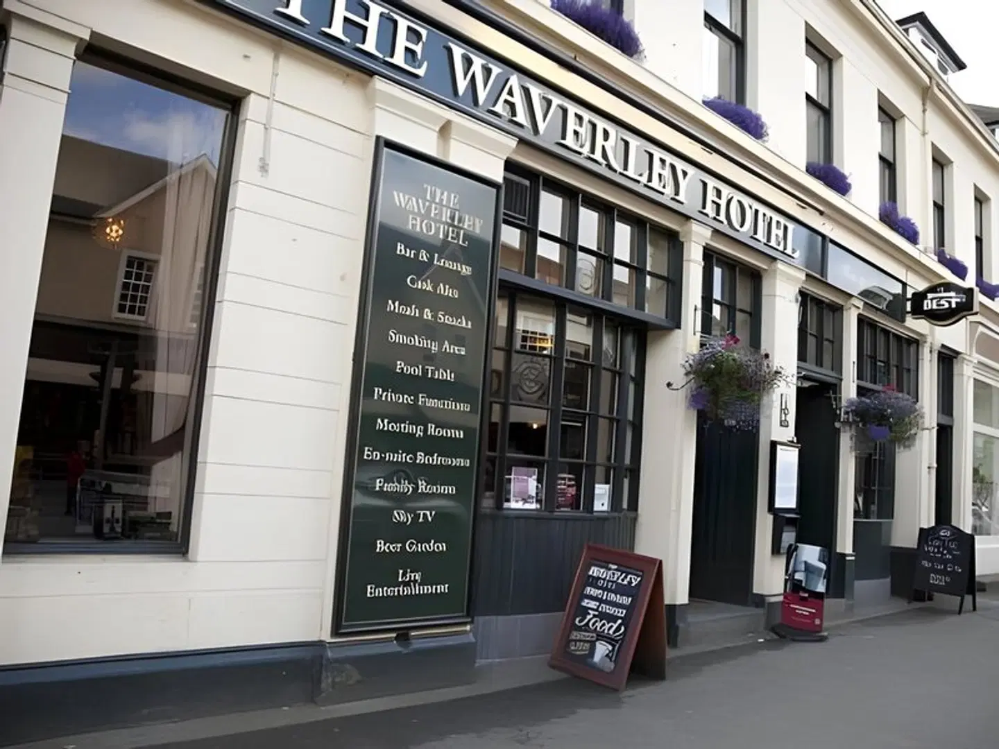 The Waverley Hotel EXTERIOR