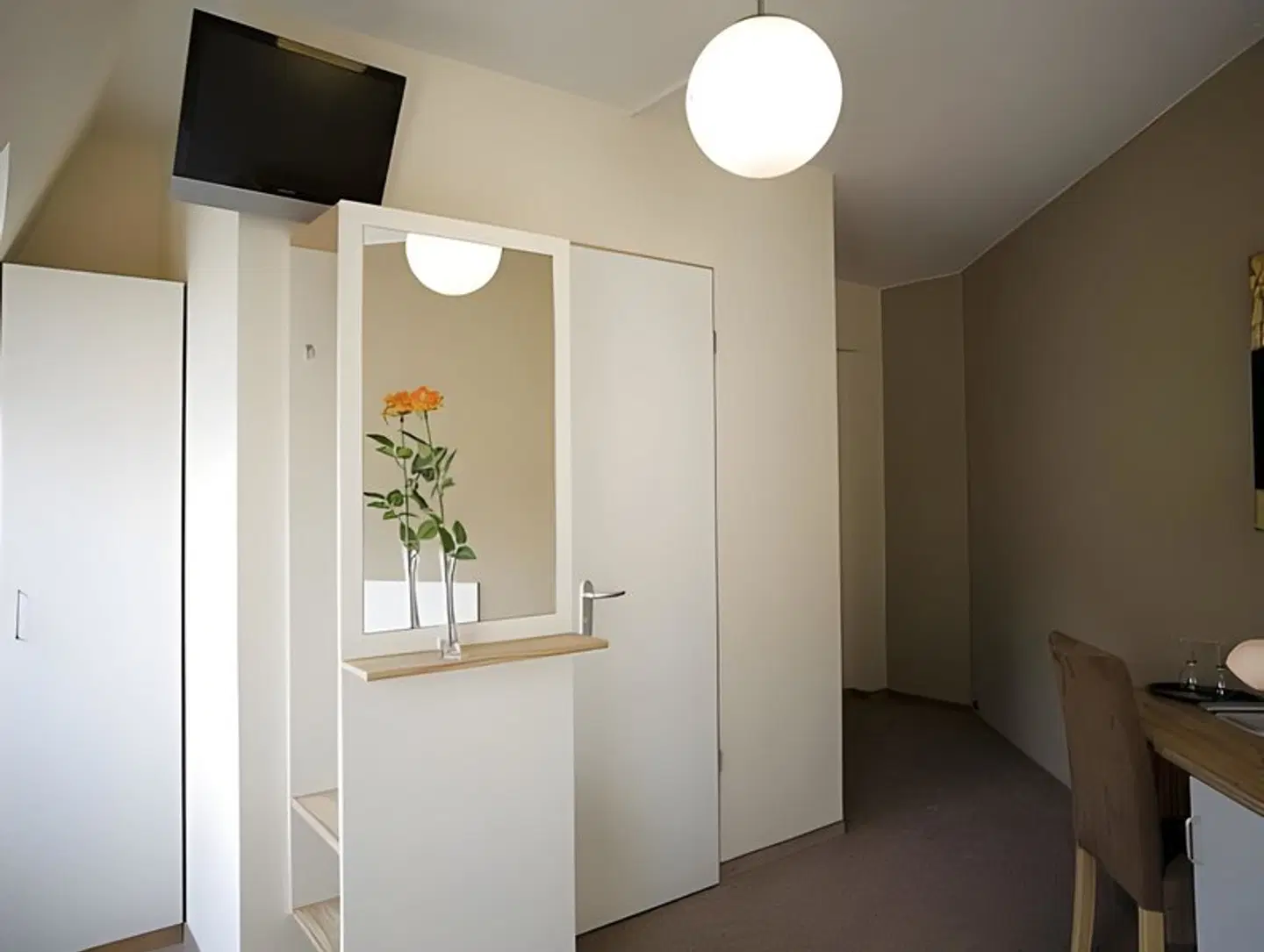 nu ROOM_EXAMPLE