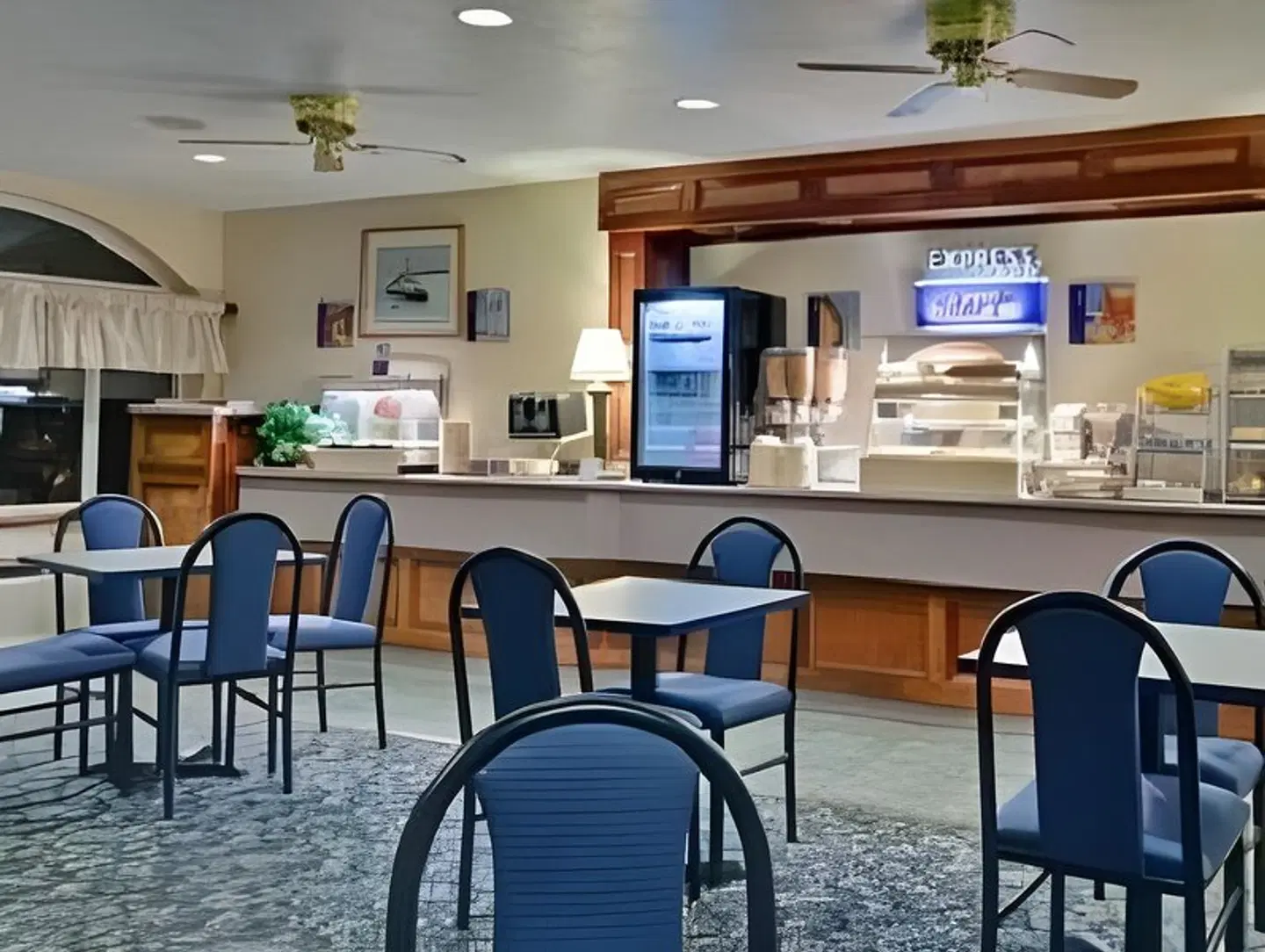 Holiday Inn Express Mackinaw City Bar
