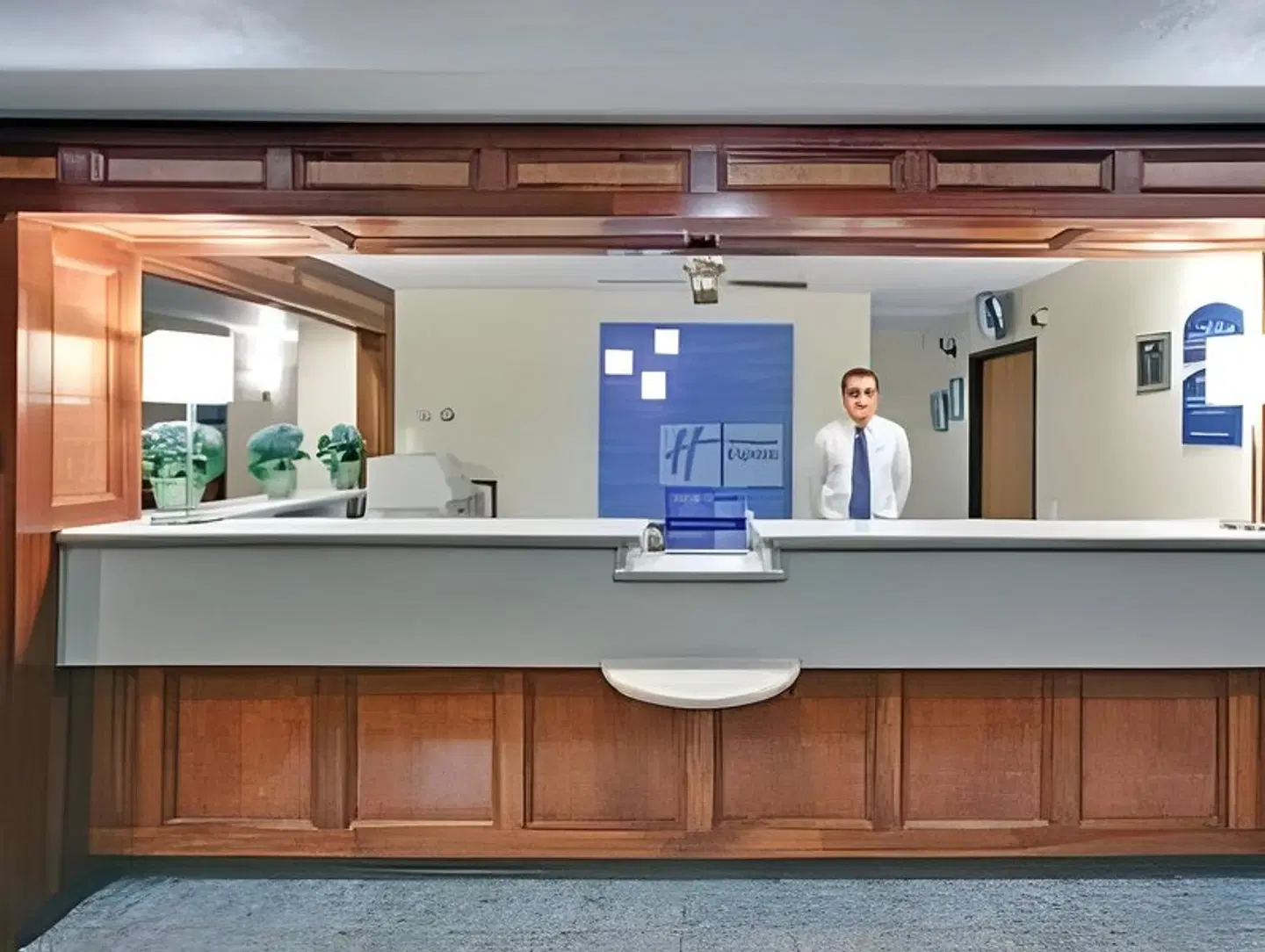 Holiday Inn Express Mackinaw City Bar