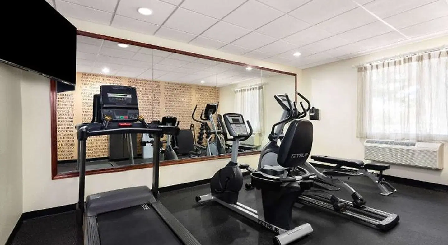 La Quinta Inn & Suites by Wyndham Bonita Springs Naples N. SPORTS_AND_LEISURE