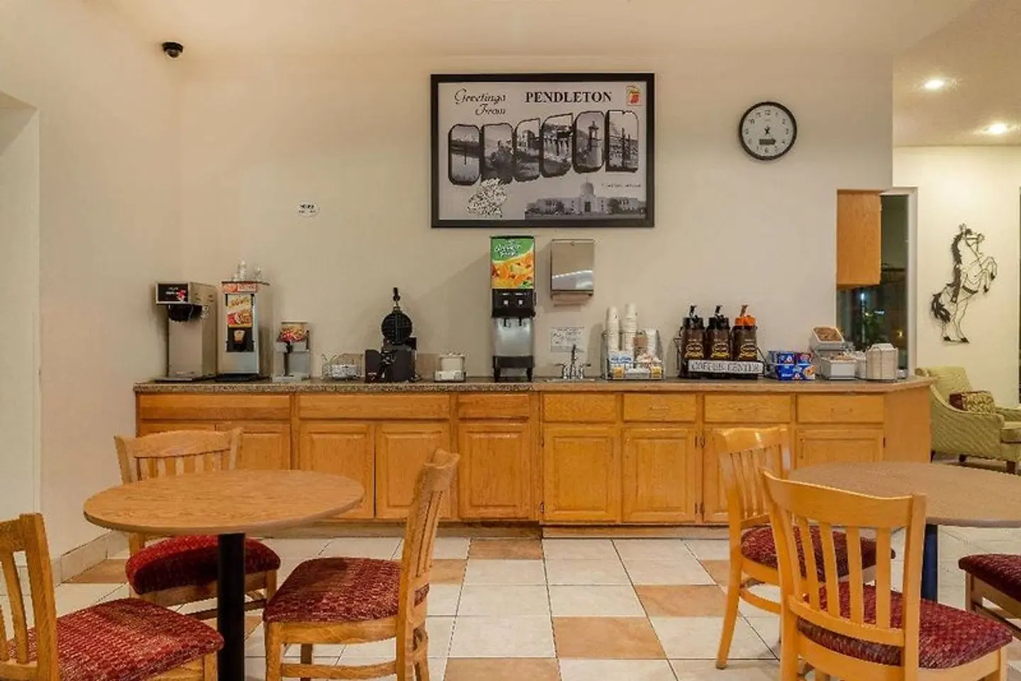 Super 8 by Wyndham Pendleton Bar