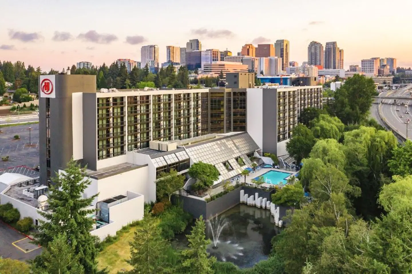 Hilton Bellevue EXTERIOR