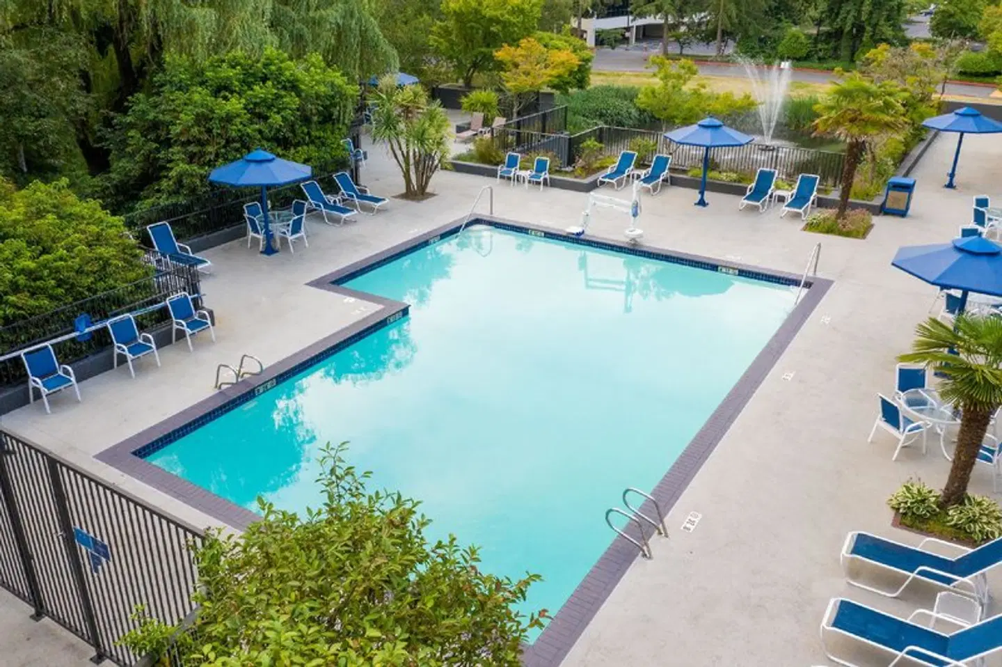 Hilton Bellevue OUTDOOR_POOL
