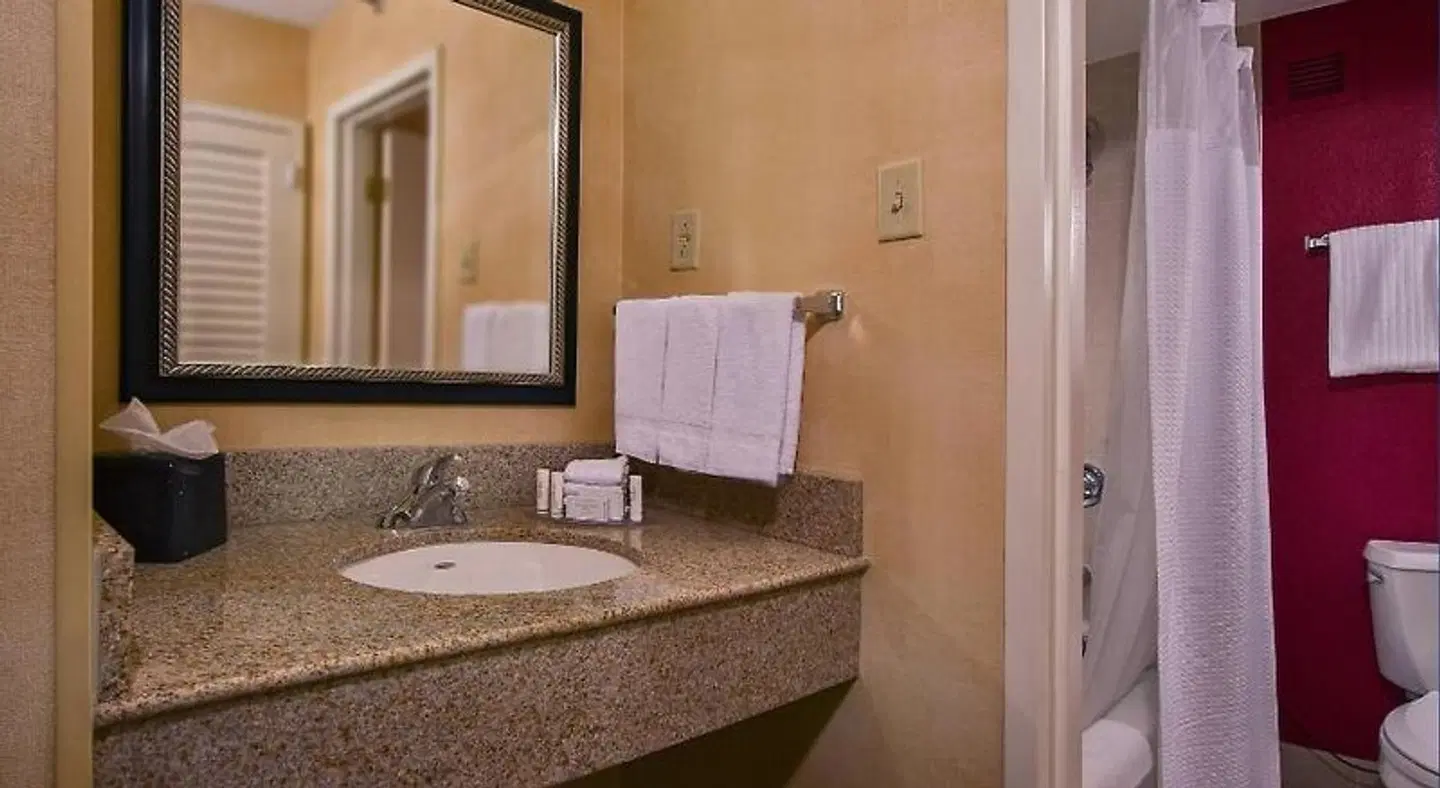 Courtyard by Marriott Richmond West Badezimmer