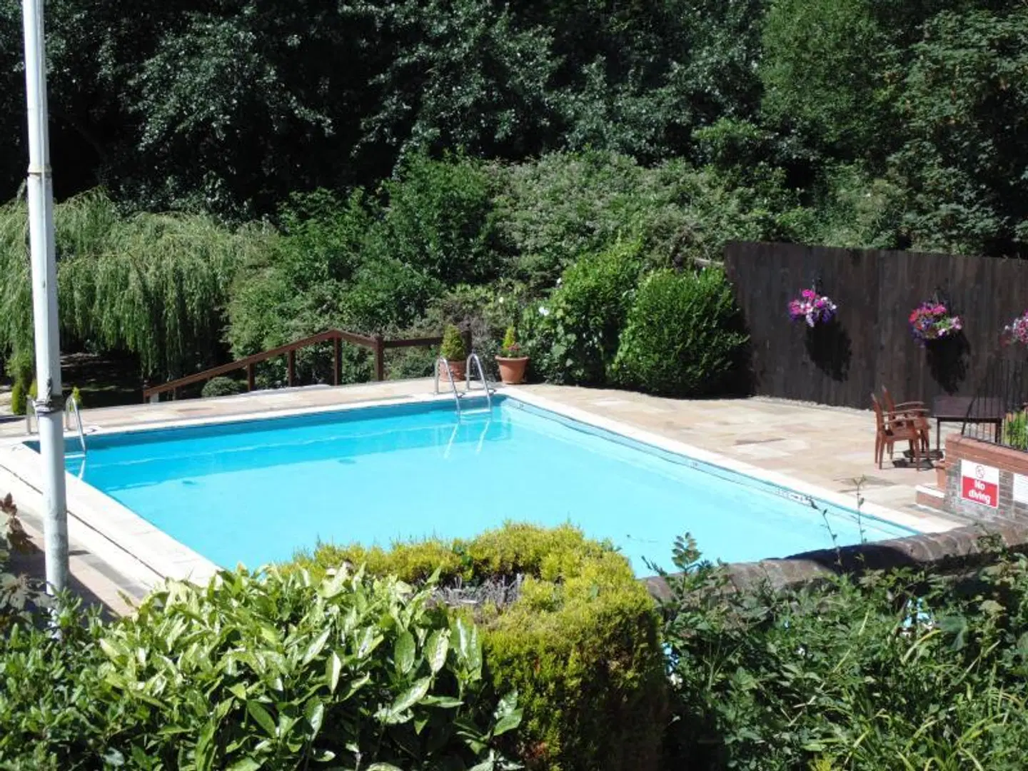 De Rougemont Manor Hotel OUTDOOR_POOL