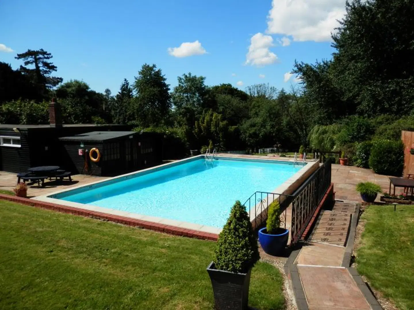 De Rougemont Manor Hotel OUTDOOR_POOL