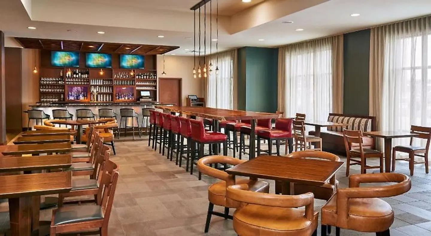 Four Points by Sheraton Fargo Medical Center Bar