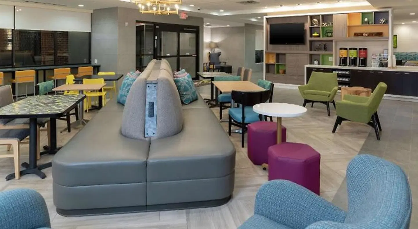 Home2 Suites by Hilton Indianapolis Airport Bar