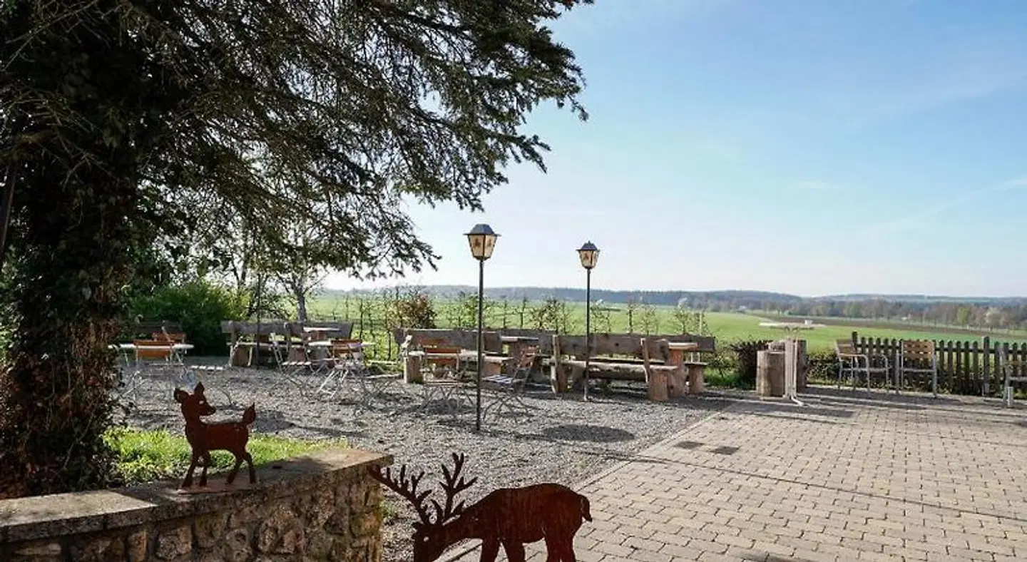 Hirsch im Grünen Tiere
