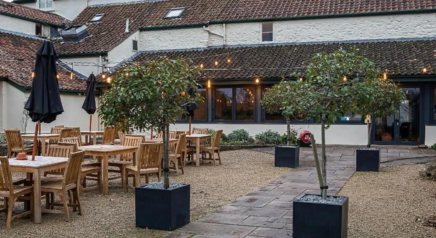 The George at Backwell Terrasse