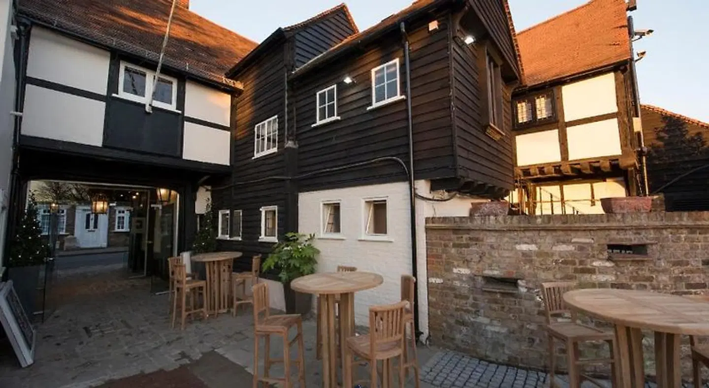 The Ostrich Inn EXTERIOR