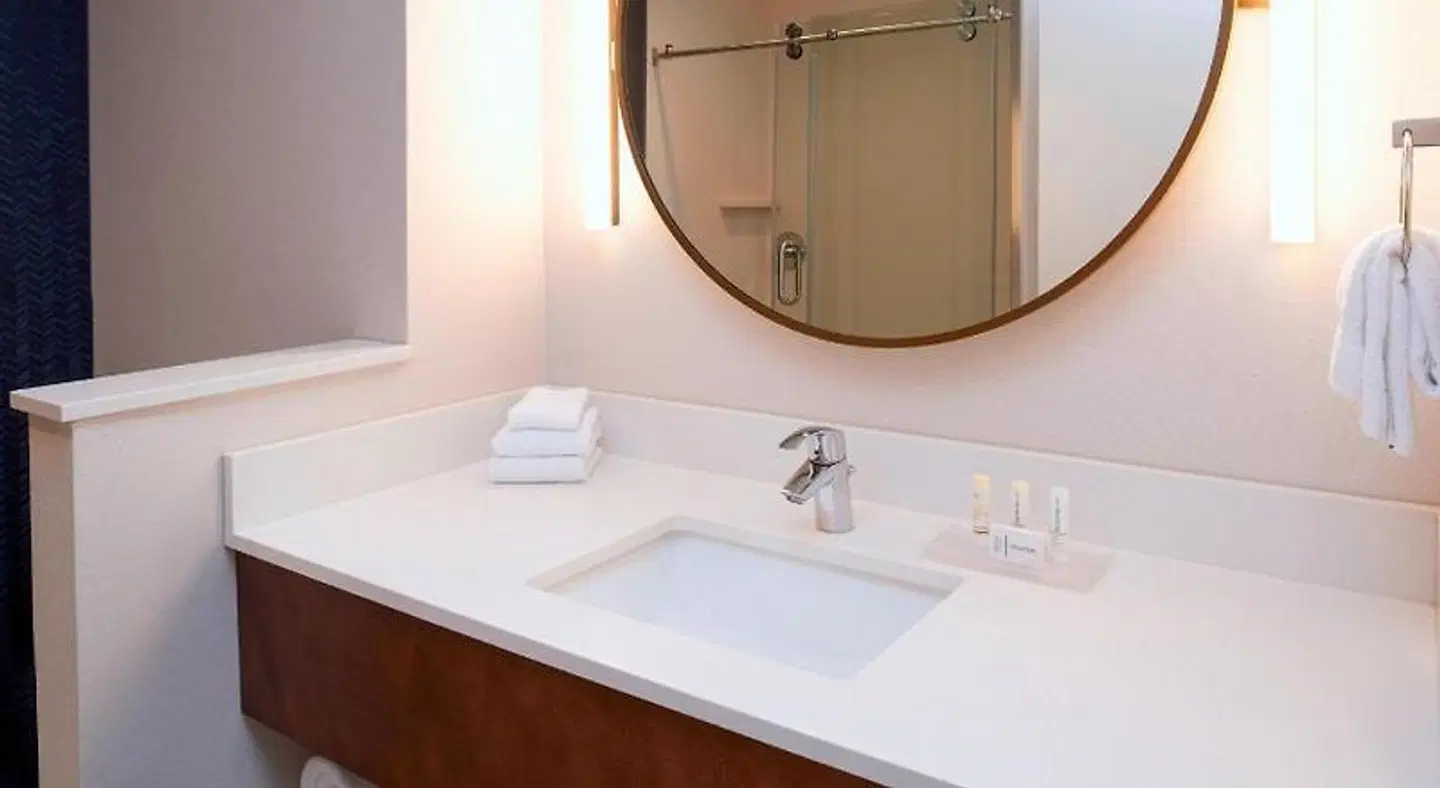 Fairfield by Marriott Inn & Suites Columbus, IN Badezimmer