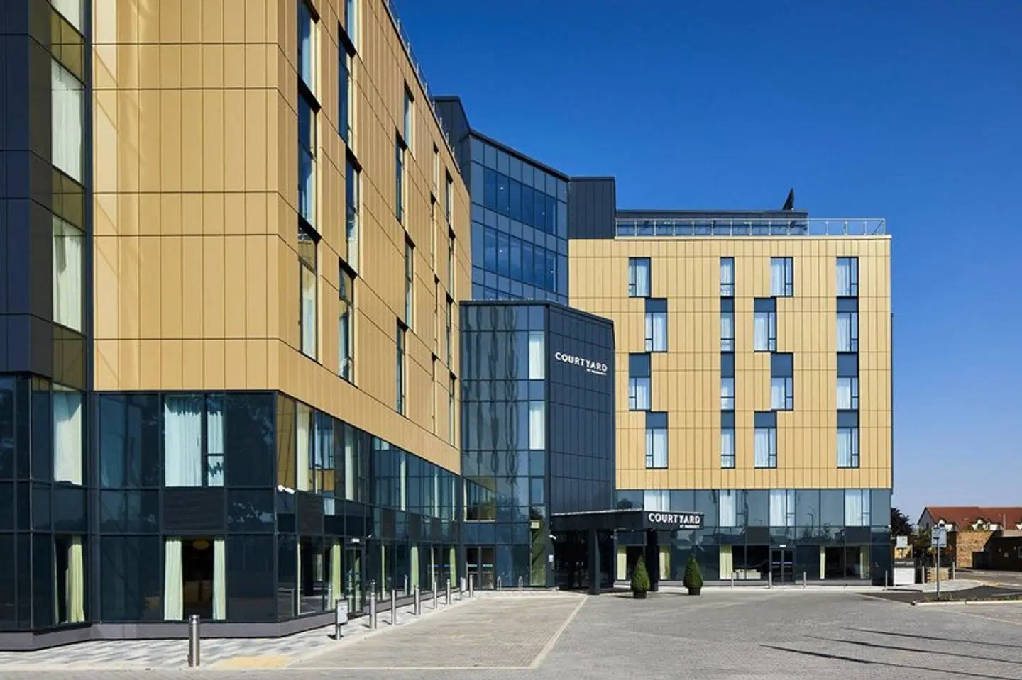 Courtyard by Marriott London Heathrow Airport EXTERIOR