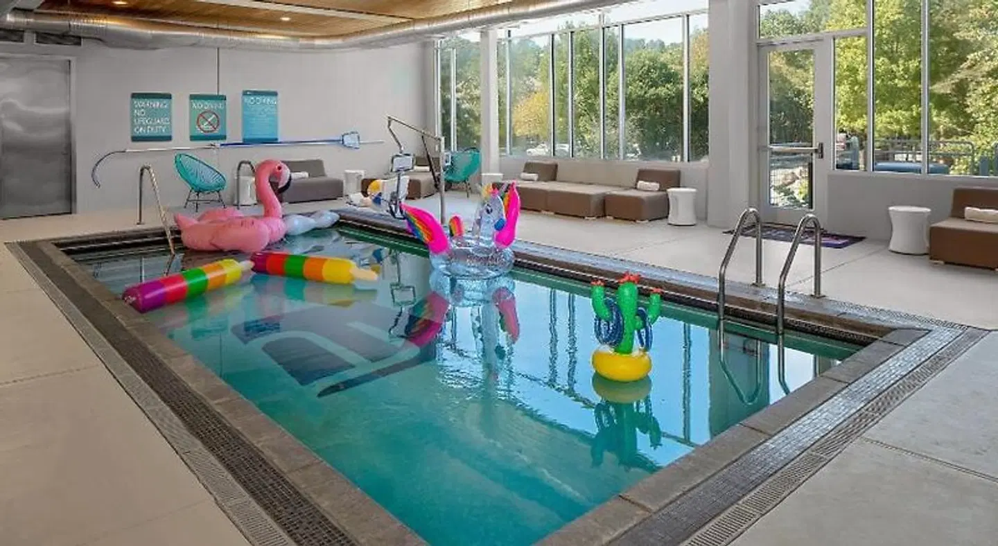 Aloft Chapel Hill Hallenbad