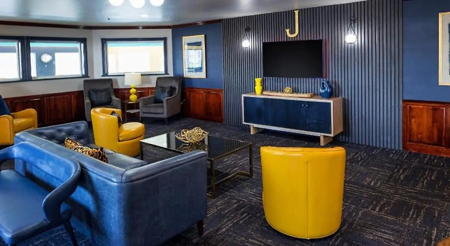 Hotel J Green Bay LOUNGE_LOBBY