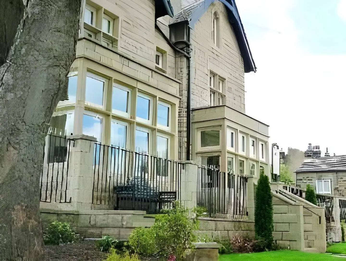 The Wheatley Arms EXTERIOR