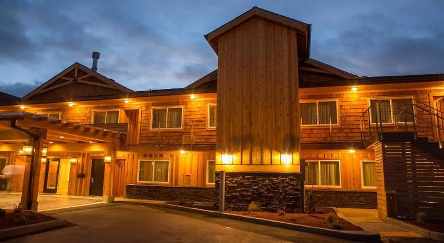 Pelican Shores Inn EXTERIOR