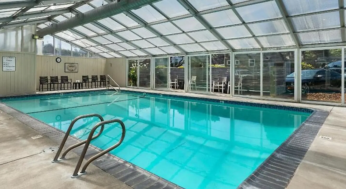 Pelican Shores Inn Hallenbad