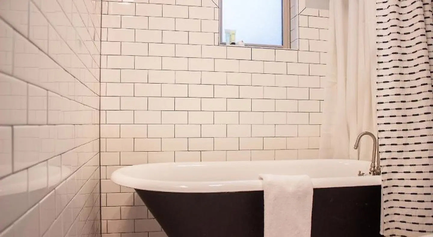 Douglas on Third MODEL_IMPRESSION