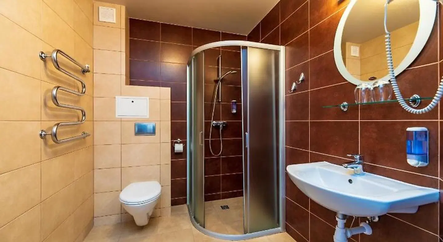 Hotel Tenisas Badezimmer