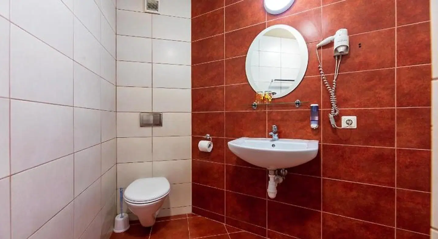 Hotel Tenisas Badezimmer
