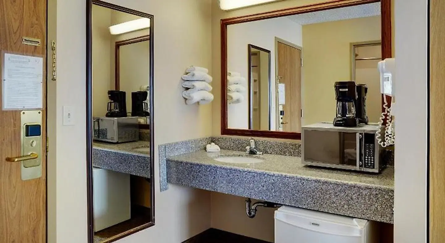 Nova Inn Kindersley Badezimmer