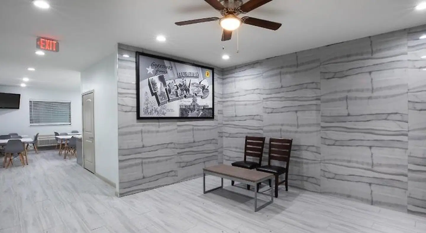 Super 8 by Wyndham Humble/Houston LOUNGE_LOBBY