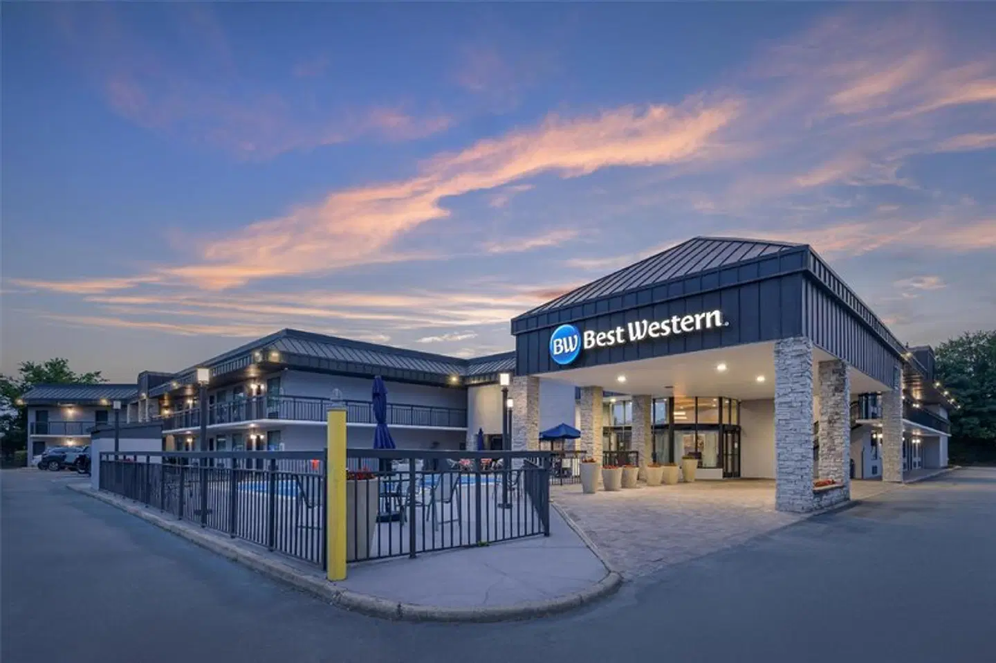 Best Western Center Inn EXTERIOR