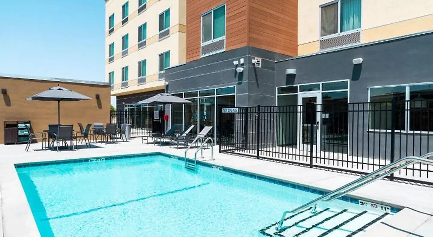 Fairfield by Marriott Inn and Suites Hanford OUTDOOR_POOL